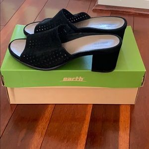 Earth black sandals